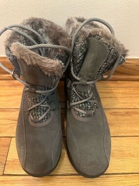 7.5 Women's Gray Bare Traps Aero Faux-Fur Winter Lace-Up Boots